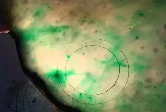 翡翠手镯从原石到成品的全过程,翡翠原石做手镯要多久