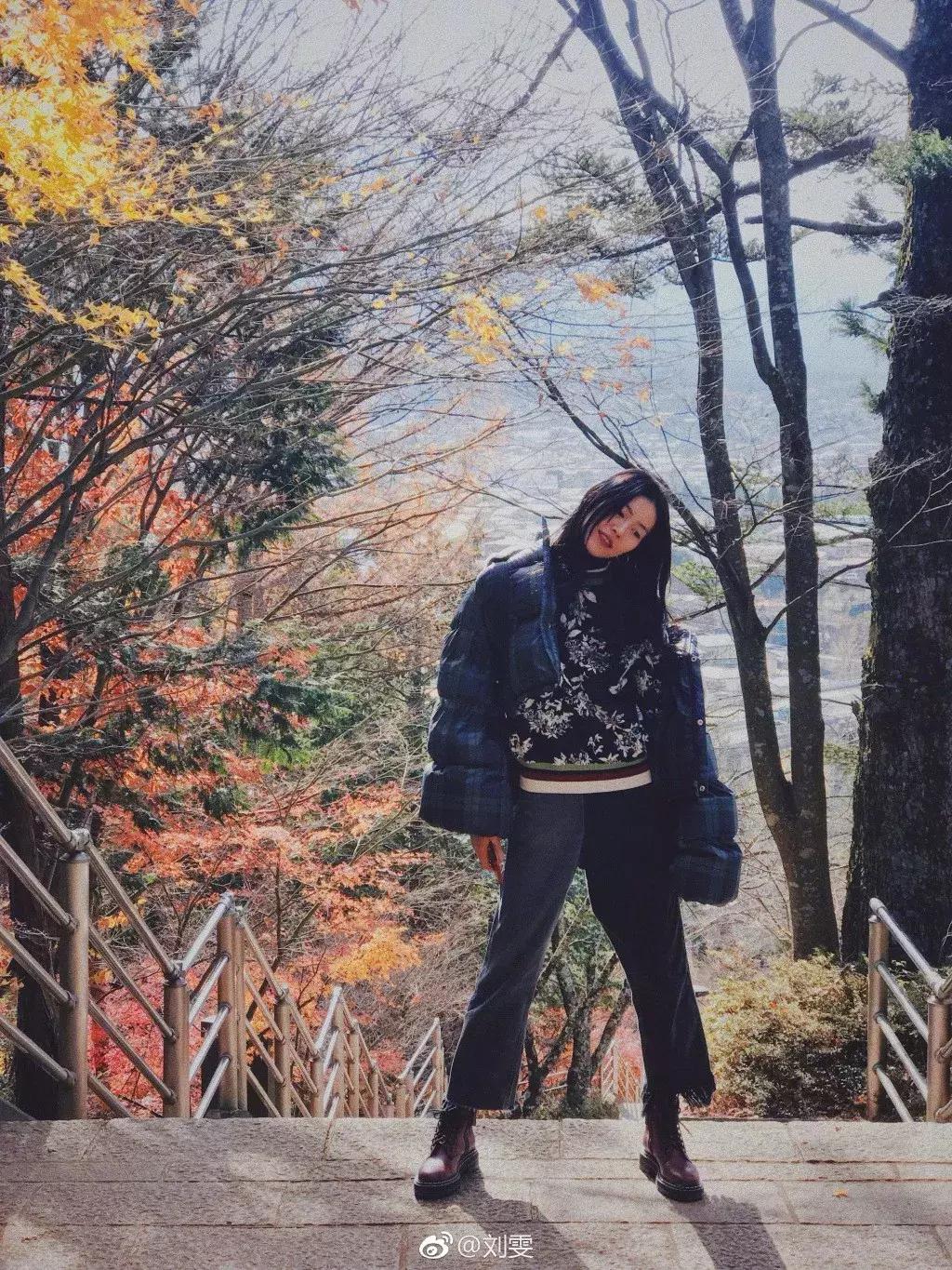 卫衣款羽绒服搭什么裤子,羽绒服卫衣冬季搭配保暖时髦