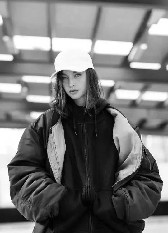 卫衣款羽绒服搭什么裤子,羽绒服卫衣冬季搭配保暖时髦