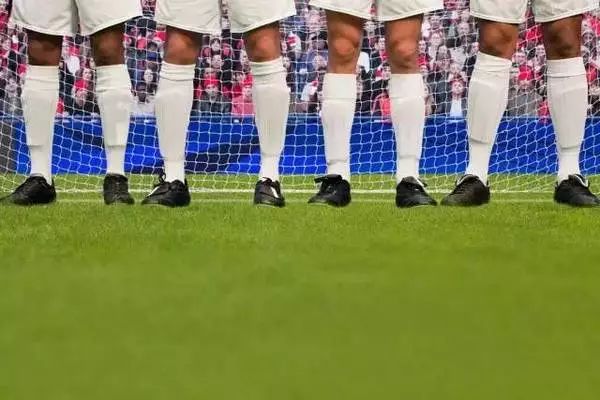 爱踢球的人需要几双足球鞋 (喜欢踢球的人需要一双好的球鞋)