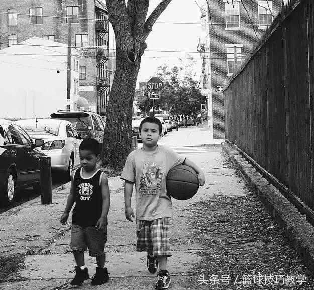 十八岁少年因打篮球被砍致死,篮球冲突致少年遭刀伤亡