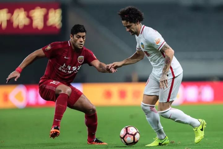 爱踢球的人需要几双足球鞋 (喜欢踢球的人需要一双好的球鞋)