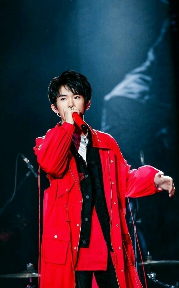 易烊千玺的红袜子,易烊千玺红色袜子