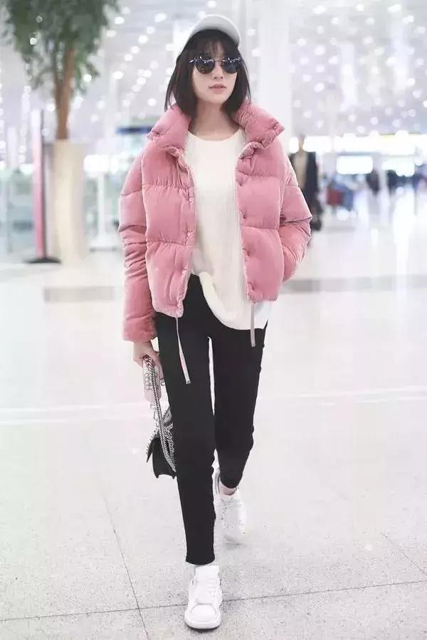 卫衣款羽绒服搭什么裤子,羽绒服卫衣冬季搭配保暖时髦