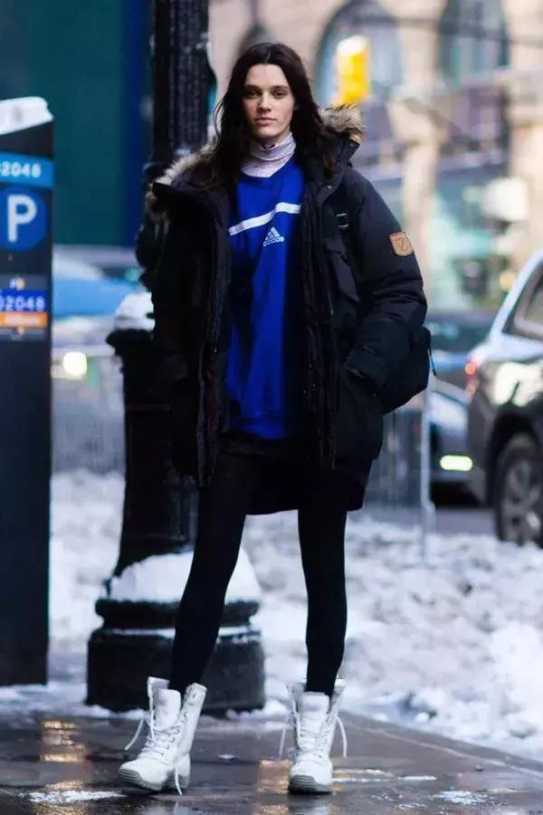 卫衣款羽绒服搭什么裤子,羽绒服卫衣冬季搭配保暖时髦