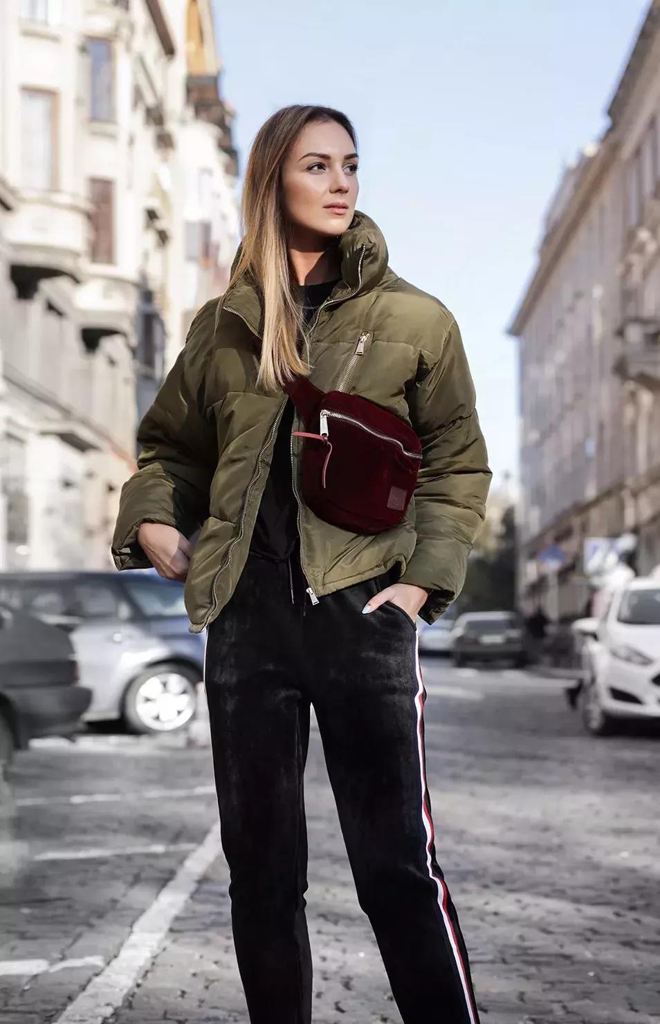 卫衣款羽绒服搭什么裤子,羽绒服卫衣冬季搭配保暖时髦