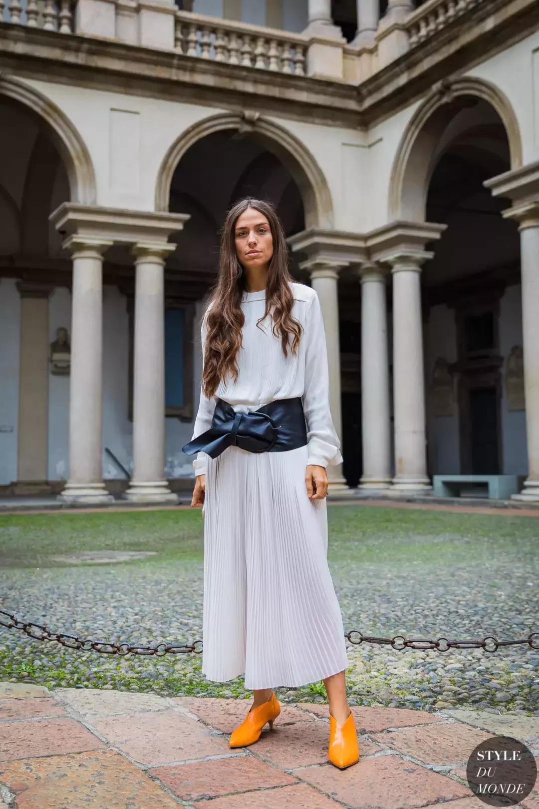 适合冬天小女生穿的黑色马丁靴,适合年轻小姐姐穿的衣服