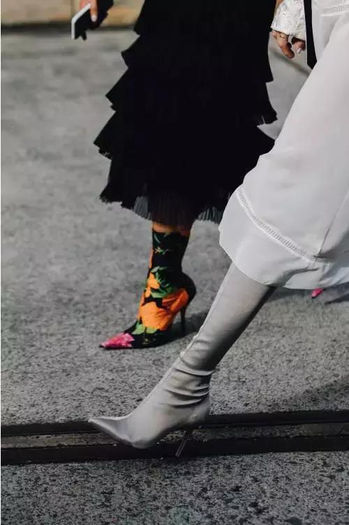 适合冬天小女生穿的黑色马丁靴,适合年轻小姐姐穿的衣服