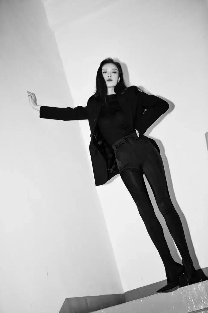 适合冬天小女生穿的黑色马丁靴,适合年轻小姐姐穿的衣服