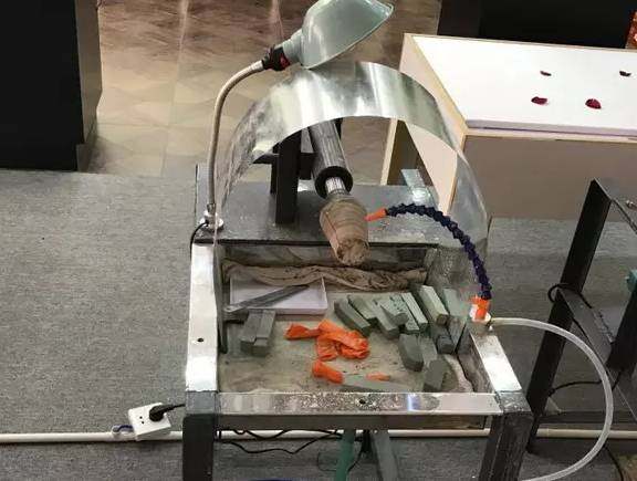 翡翠手镯从原石到成品的全过程,翡翠原石做手镯要多久