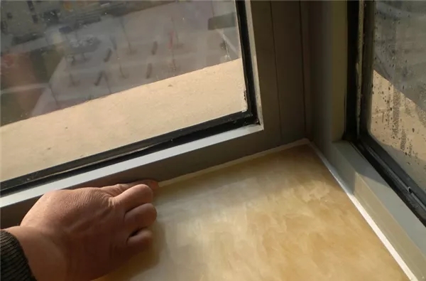 玻璃上有玻璃胶的痕迹怎么清理掉,玻璃胶弄到衣服上如何清理小妙招