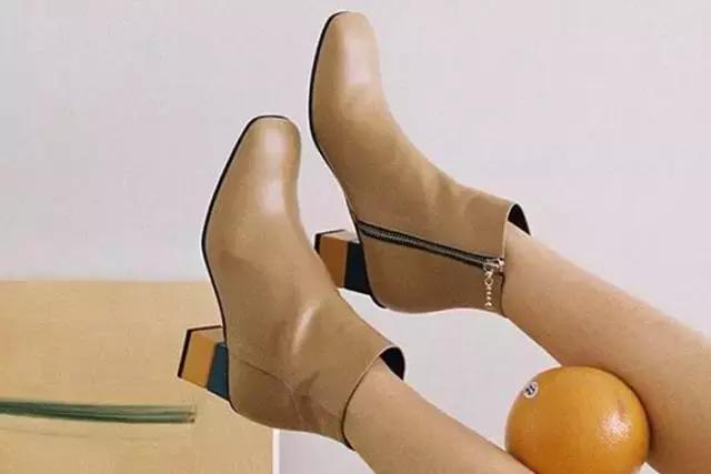 适合冬天小女生穿的黑色马丁靴,适合年轻小姐姐穿的衣服