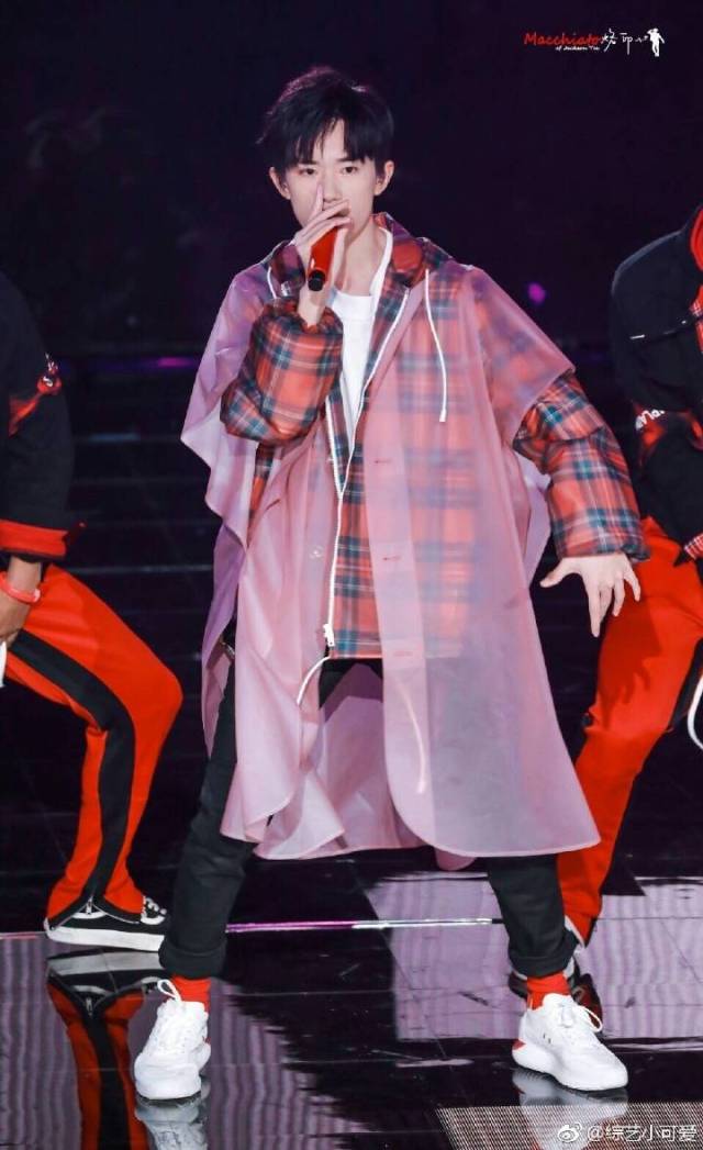 易烊千玺的红袜子,易烊千玺红色袜子