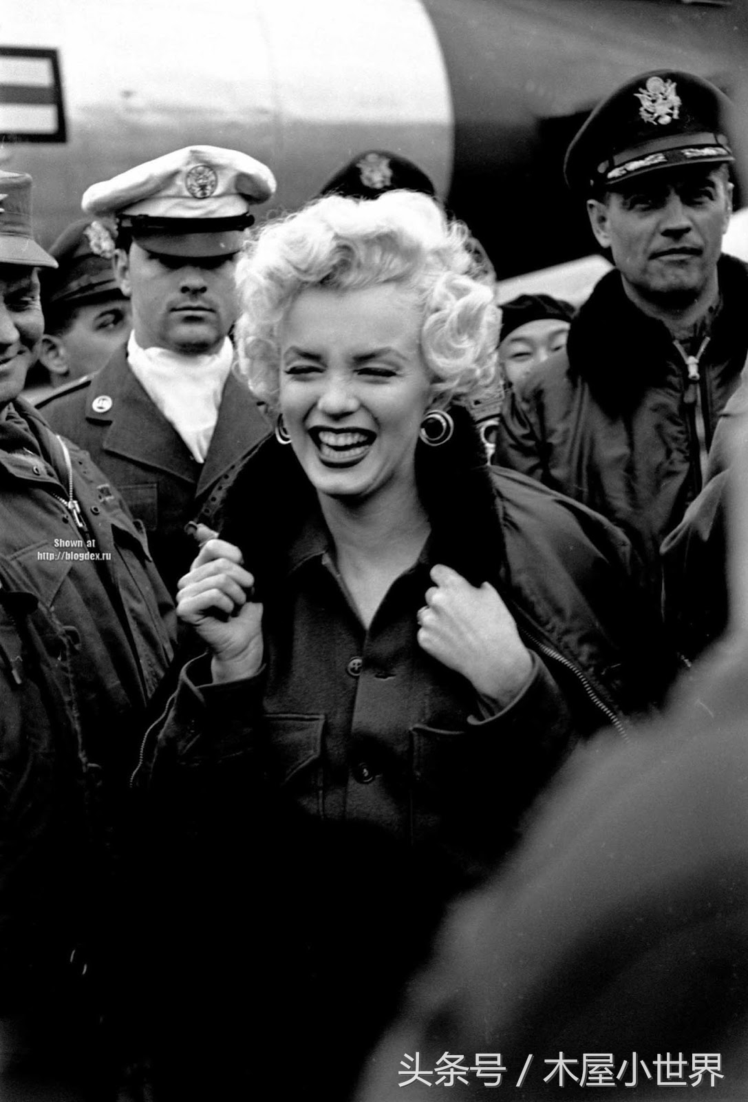 玛丽莲梦露和美军合影,玛丽莲梦露慰问美军