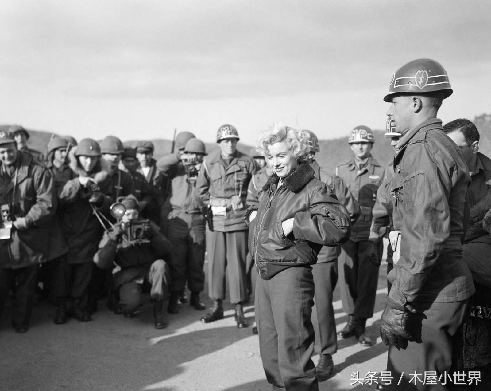 玛丽莲梦露和美军合影,玛丽莲梦露慰问美军