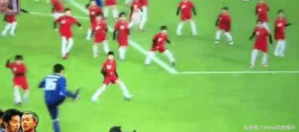 日本足球队连续击败两支欧洲强队,三名足球运动员对战300名小学生