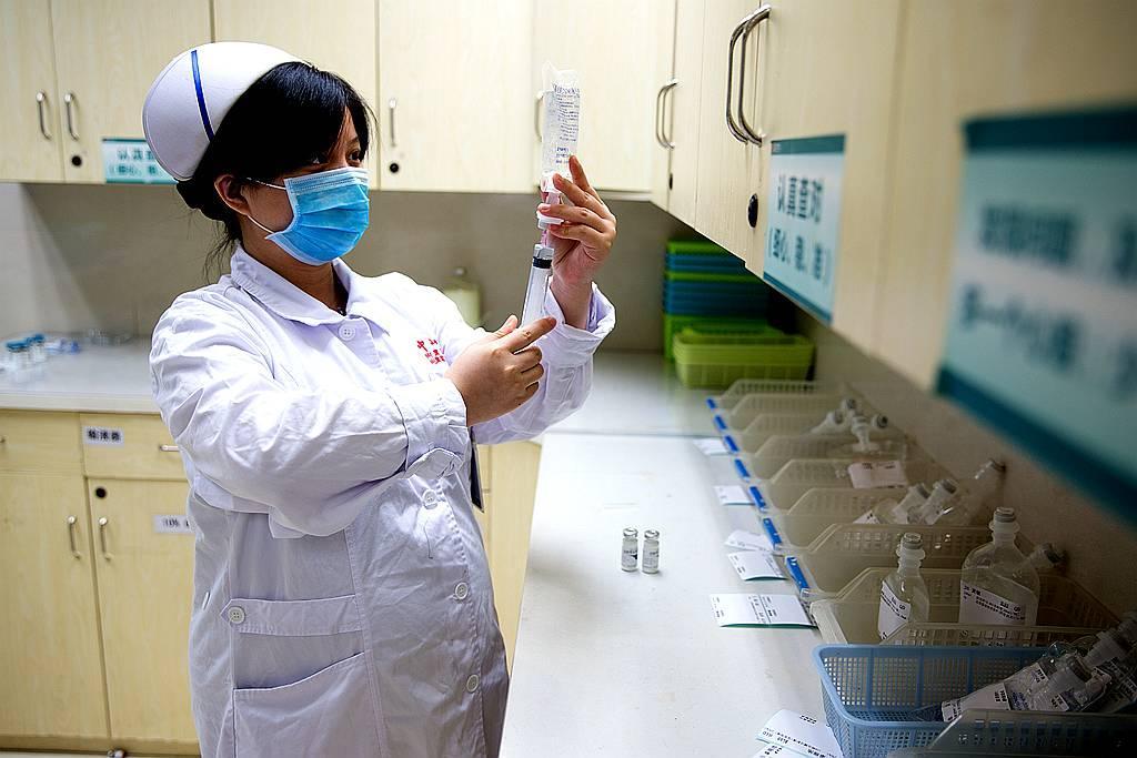 怀孕护士跪地为患者扎针输液,护士怀孕为患者输液