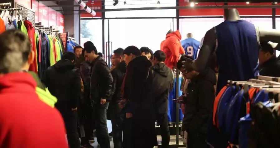 「世界冠军来啦！」李宁“国力印象”省体旗舰店扬帆起航！