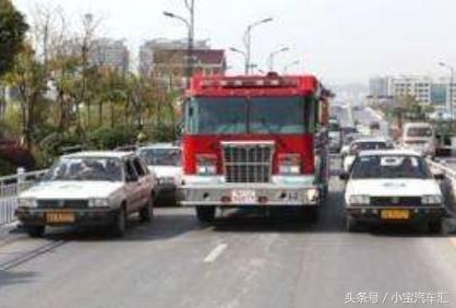 红灯不能乱闯,红灯不能闯黄灯吗