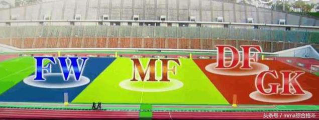 日本足球队连续击败两支欧洲强队,三名足球运动员对战300名小学生