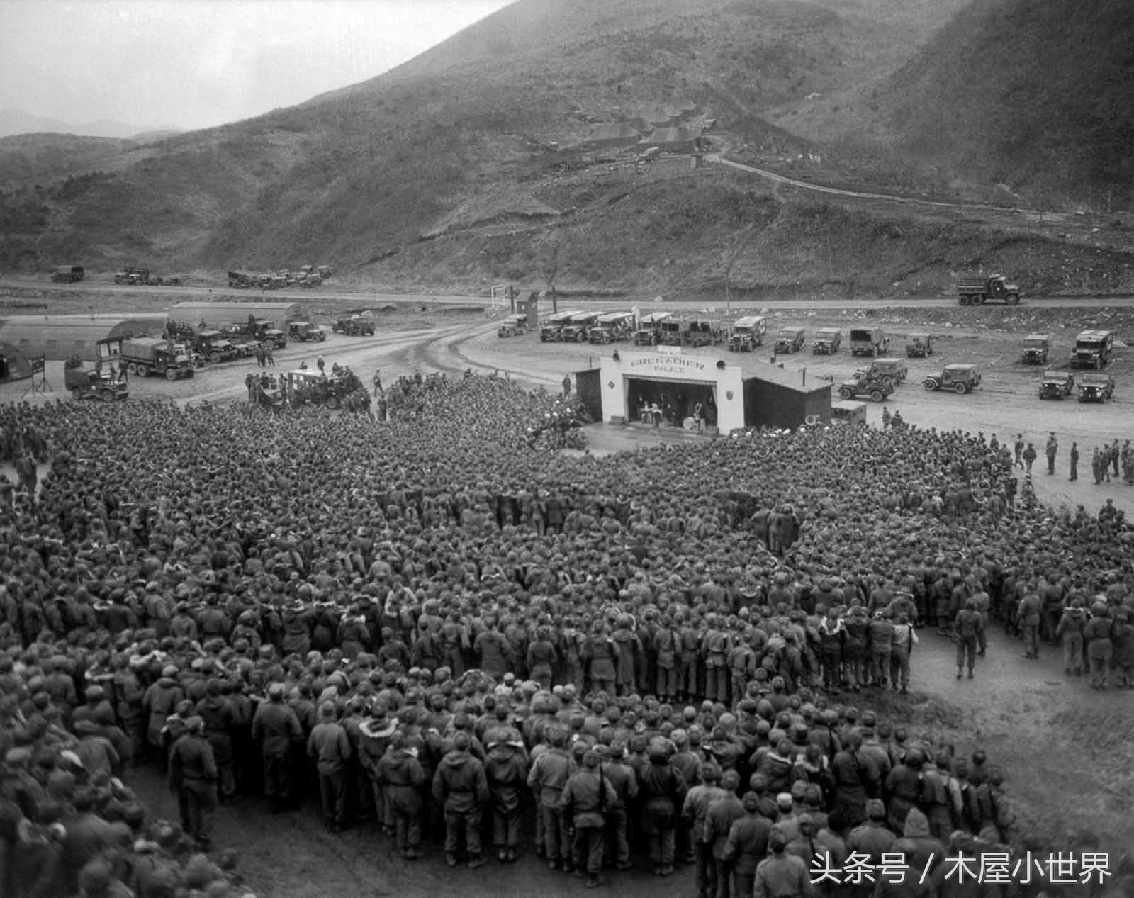 玛丽莲梦露和美军合影,玛丽莲梦露慰问美军