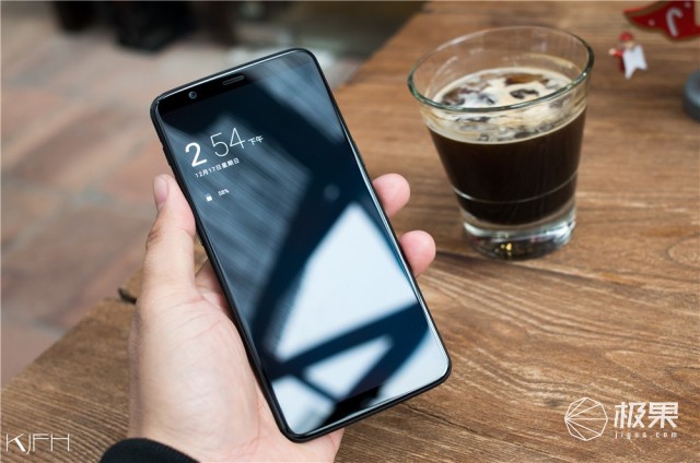 资深极客上手一加5T，顺便给你聊聊它的前世今生