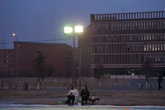 来东大，不去冰面上滑（shuai）两下，怎么对得起自己厚厚的羽绒服？