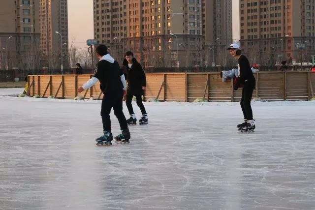 来东大，不去冰面上滑（shuai）两下，怎么对得起自己厚厚的羽绒服？