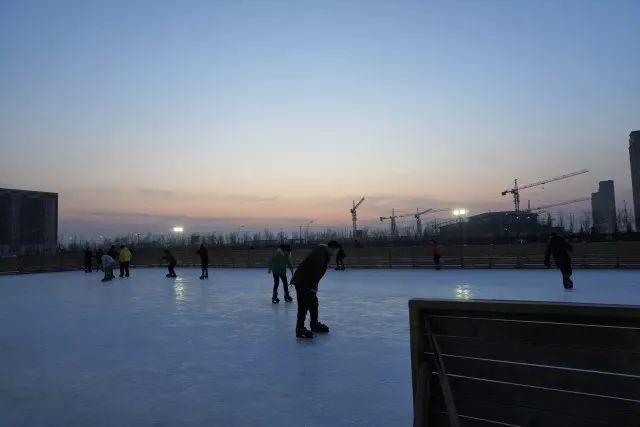 来东大，不去冰面上滑（shuai）两下，怎么对得起自己厚厚的羽绒服？