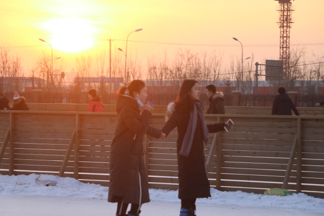 来东大，不去冰面上滑（shuai）两下，怎么对得起自己厚厚的羽绒服？