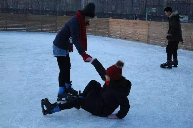 来东大，不去冰面上滑（shuai）两下，怎么对得起自己厚厚的羽绒服？