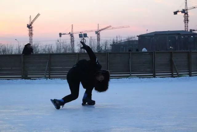 来东大，不去冰面上滑（shuai）两下，怎么对得起自己厚厚的羽绒服？