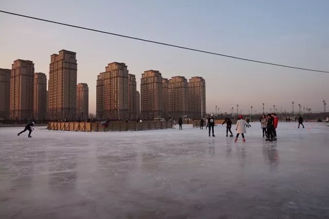 来东大，不去冰面上滑（shuai）两下，怎么对得起自己厚厚的羽绒服？