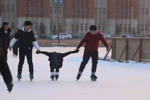 来东大，不去冰面上滑（shuai）两下，怎么对得起自己厚厚的羽绒服？