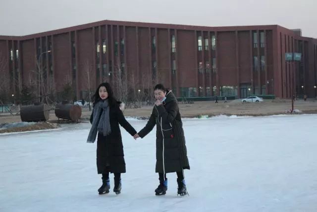 来东大，不去冰面上滑（shuai）两下，怎么对得起自己厚厚的羽绒服？