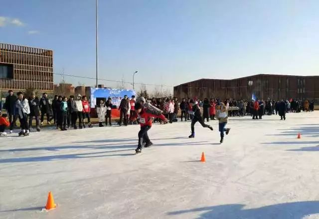 来东大，不去冰面上滑（shuai）两下，怎么对得起自己厚厚的羽绒服？