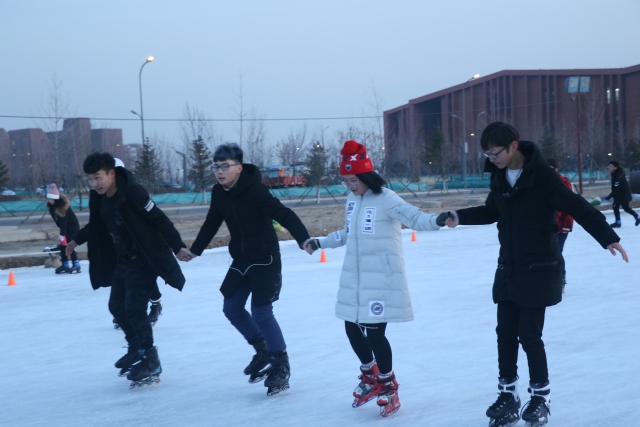 来东大，不去冰面上滑（shuai）两下，怎么对得起自己厚厚的羽绒服？