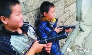 蓬溪一学生耍玩具枪“走火”手烧伤，店主承担一半医疗费