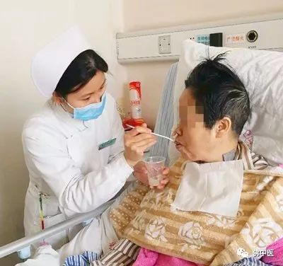 「专业」脑干梗塞合并吞咽障碍，脑病科吞咽专科护士有妙招