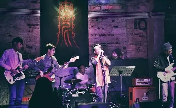 玩数摇的乐队不仅数学好，很可能还是个话唠