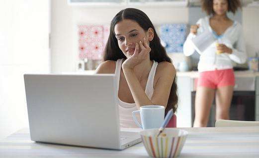 看电脑正确姿势不伤颈椎,看电脑屏幕的正确姿势