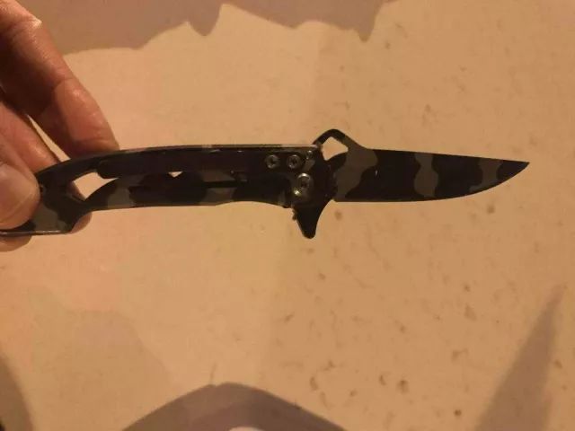 汽车里面放一把水果刀犯法吗,车上放水果刀拘留多久