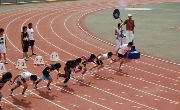 为什么运动场上跑步逆时针,田径场跑步为什么要逆时针方向跑