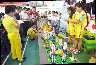 自己在家里做的可以动的机器人,自制笨笨机器人