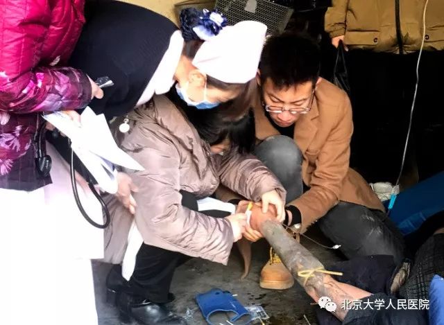 直击｜为白衣天使点赞！路遇昏迷病人怎么办？“人民”急诊护士用行动告诉您~