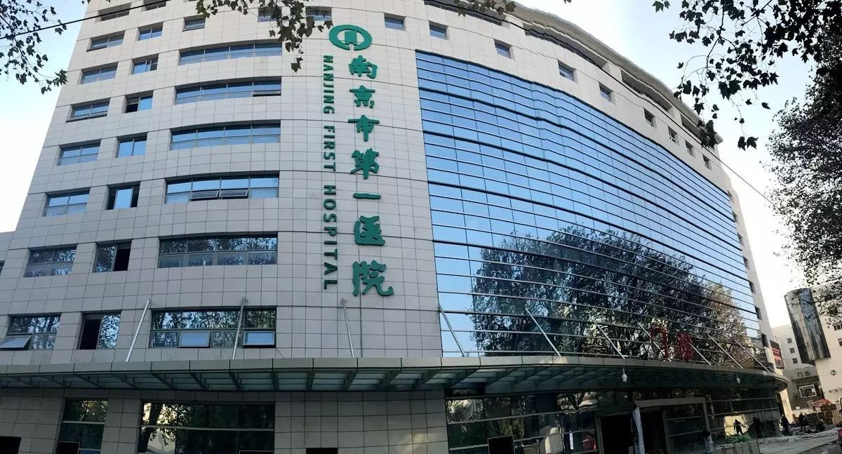 在小小眼球上，三台手术同时进行，不服不行！