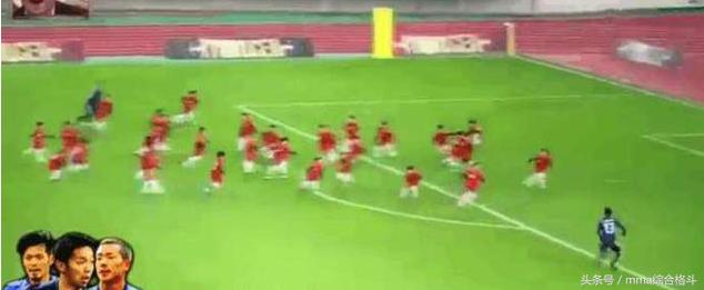 日本足球队连续击败两支欧洲强队,三名足球运动员对战300名小学生