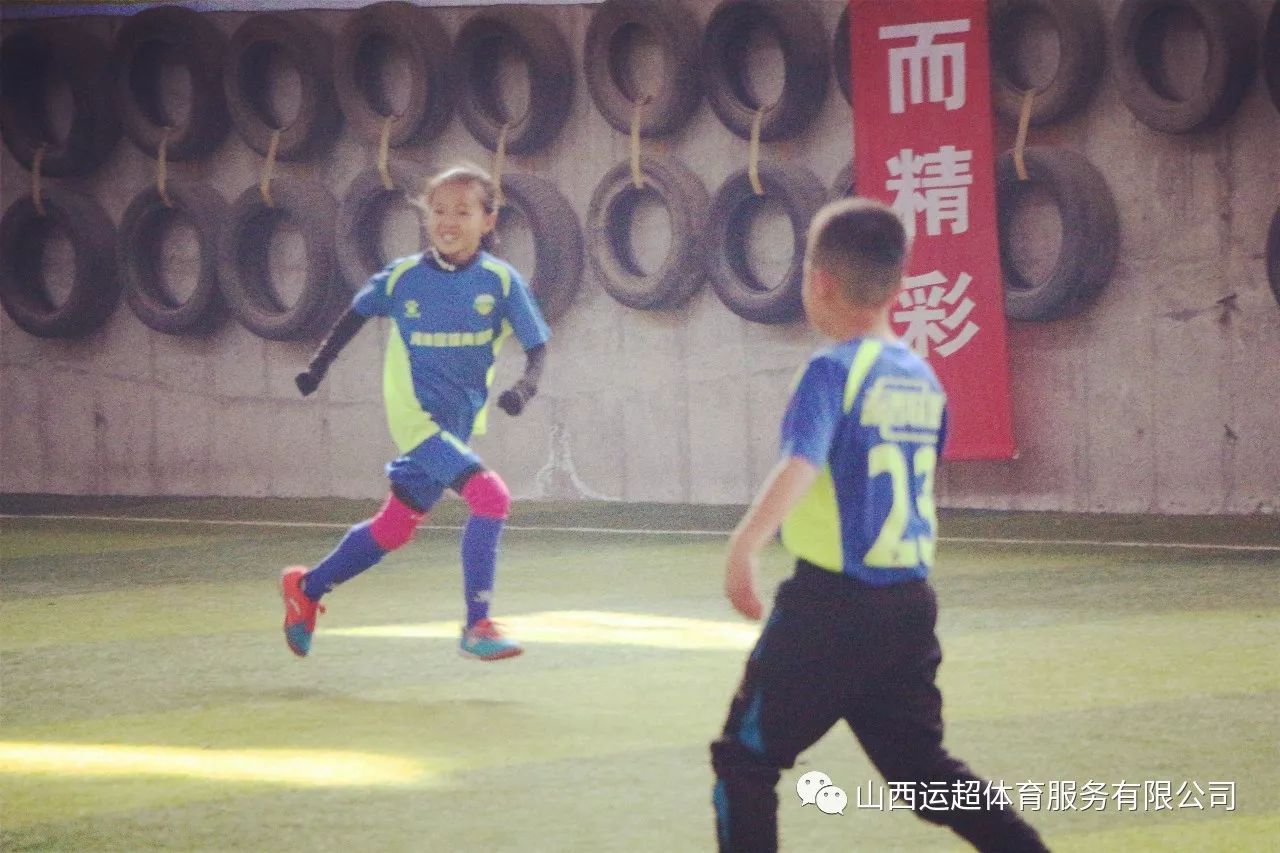 有一个会踢球的女孩真好,足球是一个美丽的女人