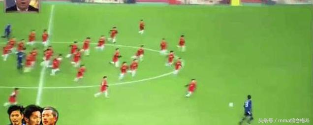 日本足球队连续击败两支欧洲强队,三名足球运动员对战300名小学生