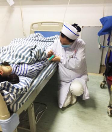 怀孕护士跪地为患者扎针输液,护士怀孕为患者输液